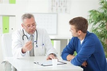 Urologoak prostatitis kronikoa duen pazienteari kontsultatzen dio